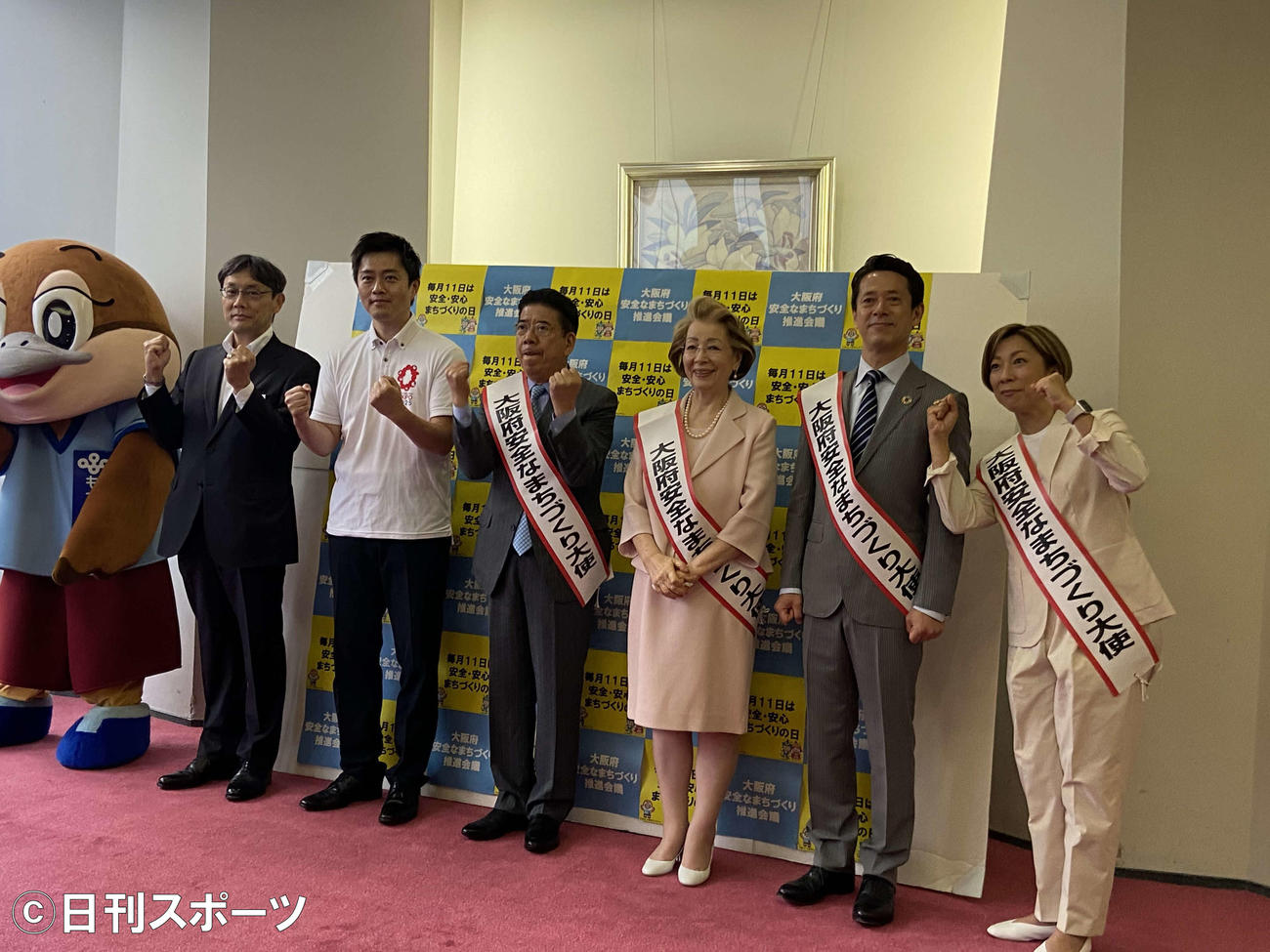 「大阪府安全なまちづくり大使」を委嘱された西川ファミリー。左から野村護大阪府警察本部長、吉村洋文大阪府知事、きよし、ヘレン、忠志、かの子（撮影者・波部俊之介）