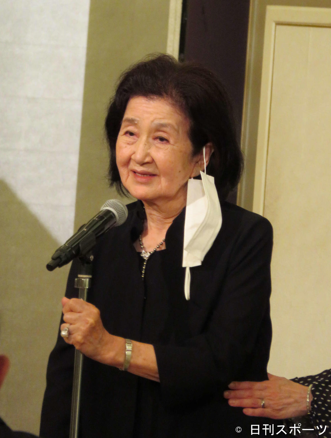 喪主あいさつをする悠木圭子さん