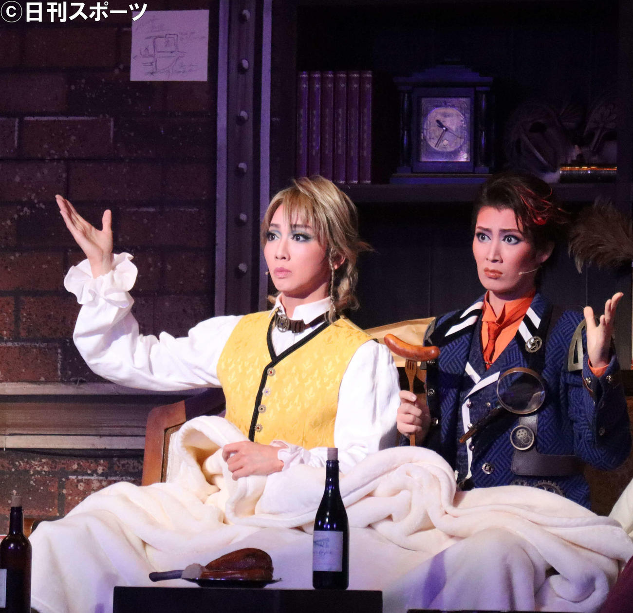 宝塚歌劇星組公演「めぐり会いは再び　next generation　－真夜中の依頼人－」に出演する礼真琴（左）、瀬央ゆりあ（撮影・小林千穂）