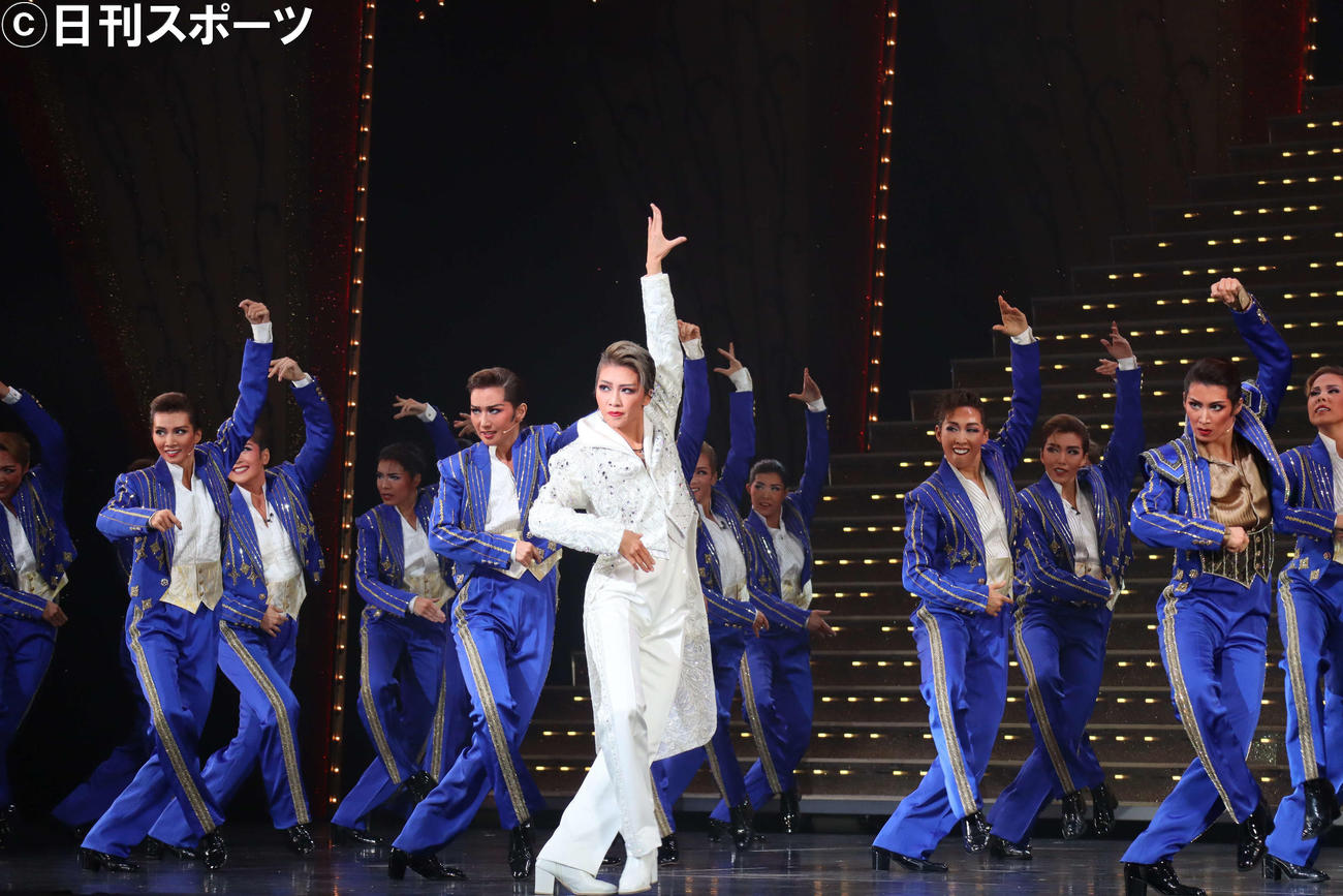 宝塚歌劇星組公演のレビュー「Gran Cantante！！」で華麗にダンスするトップ礼真琴（中央）（撮影・小林千穂）