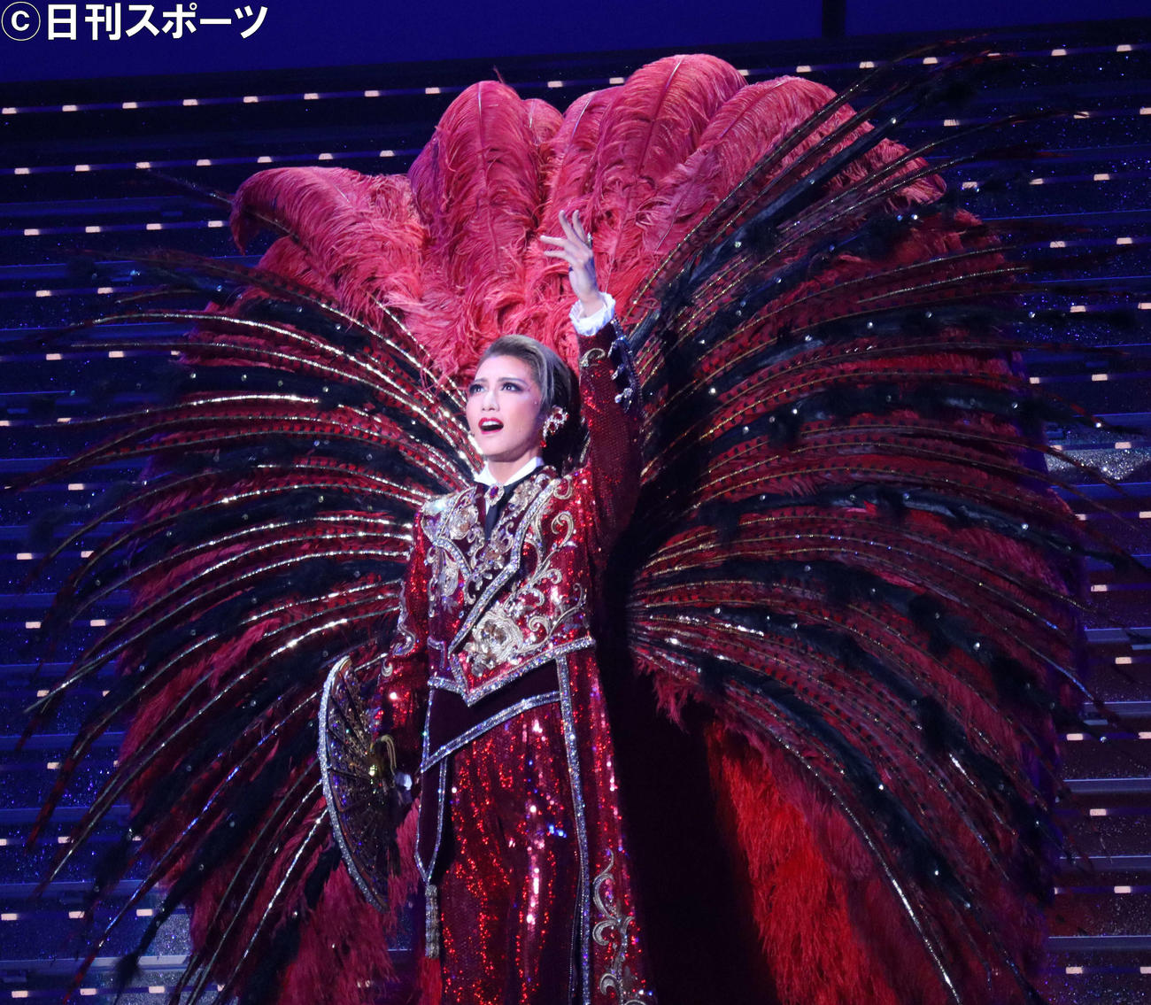 宝塚歌劇星組公演のレビュー「Gran Cantante！！」のフィナーレで大羽根を背負うトップ礼真琴（撮影・小林千穂）