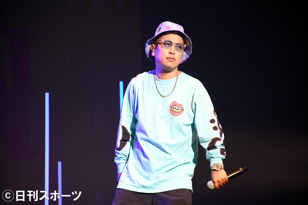 全国ツアー最終公演で最新曲「チョベリグ」を披露するベリーグッドマンのMOCA（撮影・大友陽平）