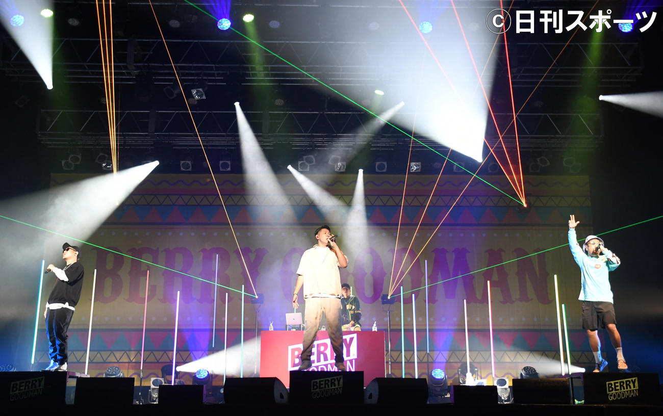 全国ツアー最終公演で最新曲「チョベリグ」を披露するベリーグッドマン。左からHiDEX、Rover、MOCA（撮影・大友陽平）