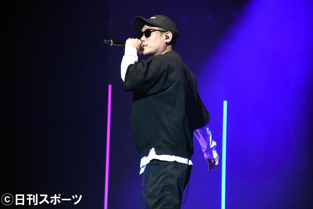 全国ツアー最終公演で最新曲「チョベリグ」を披露するベリーグッドマンのHiDEX（撮影・大友陽平）