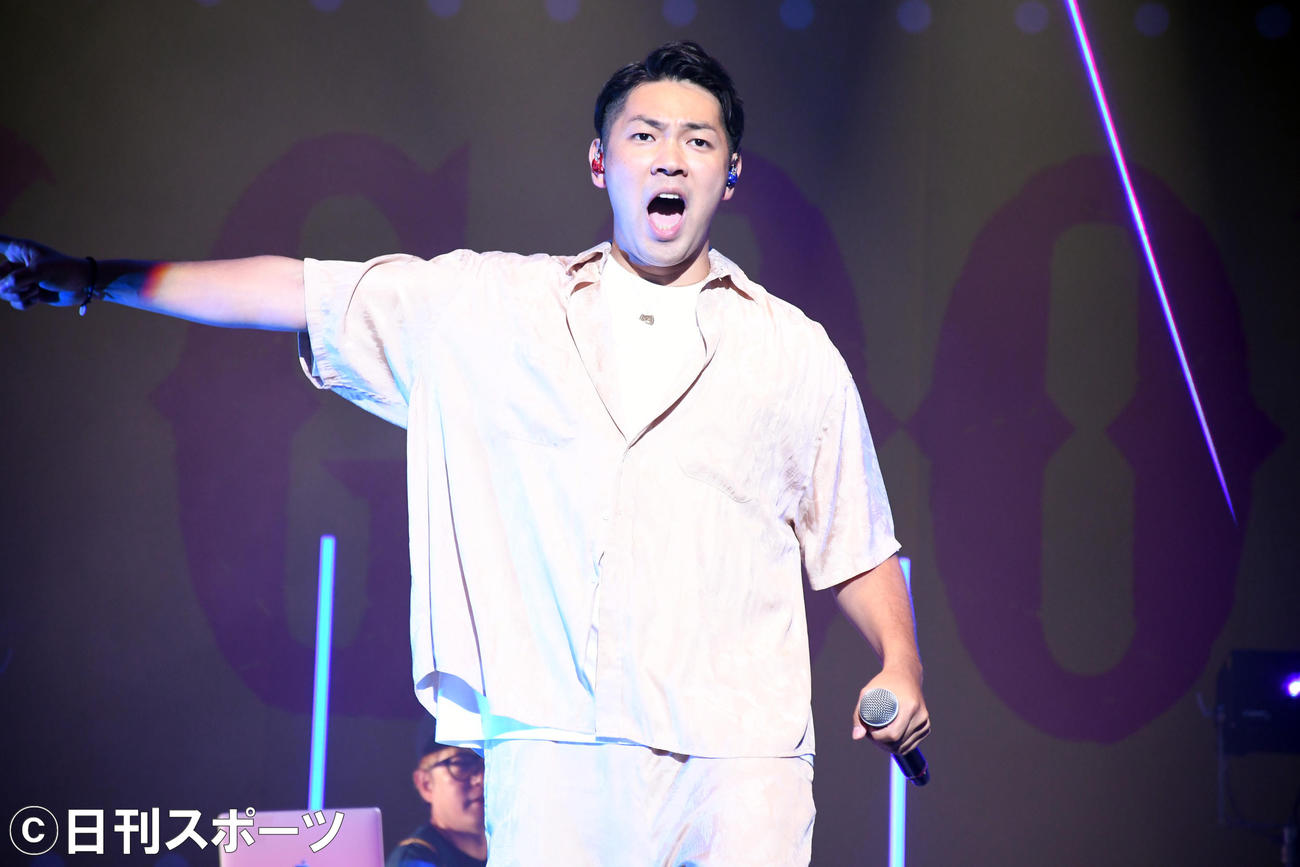 全国ツアー最終公演で最新曲「チョベリグ」を披露するベリーグッドマンのRover（撮影・大友陽平）