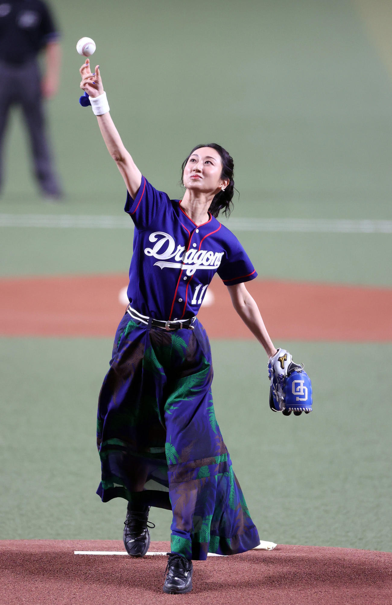 中日対巨人　始球式を務めるシンガーソングライターのMs.OOJA（撮影・狩俣裕三）