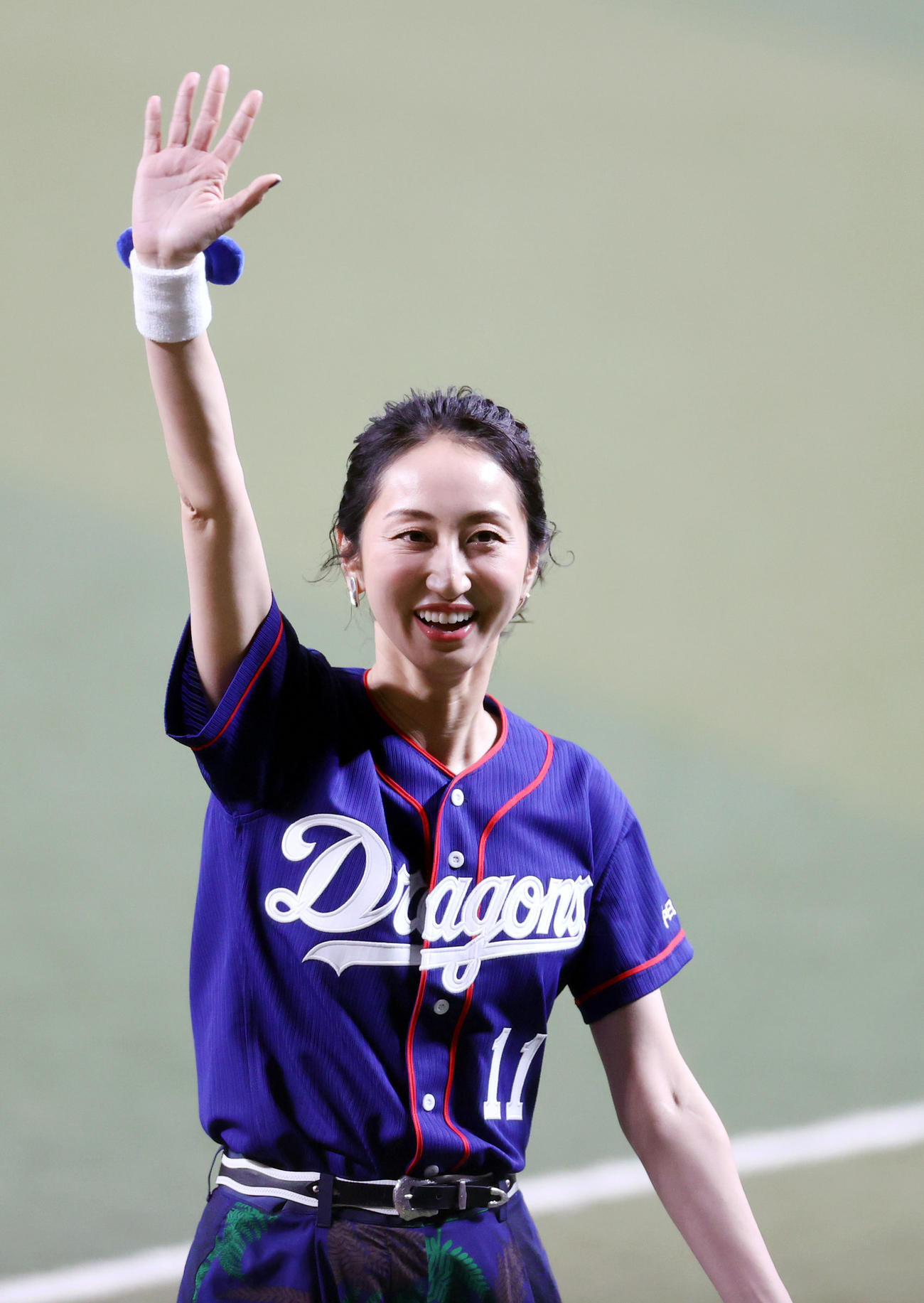 中日対巨人　始球式を務めるシンガーソングライターのMs.OOJA（撮影・狩俣裕三）