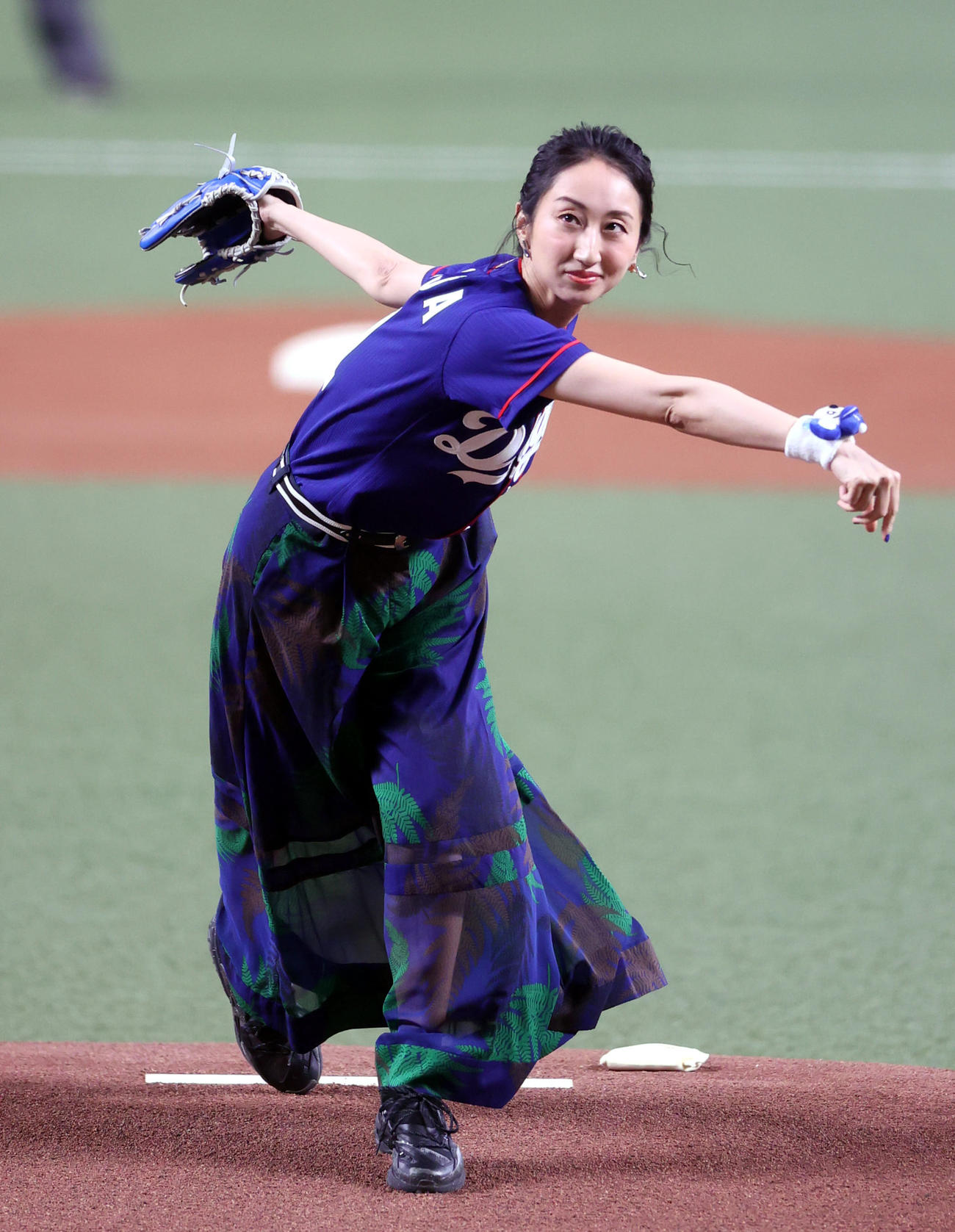 中日対巨人　始球式を務めるシンガーソングライターのMs.OOJA（撮影・狩俣裕三）
