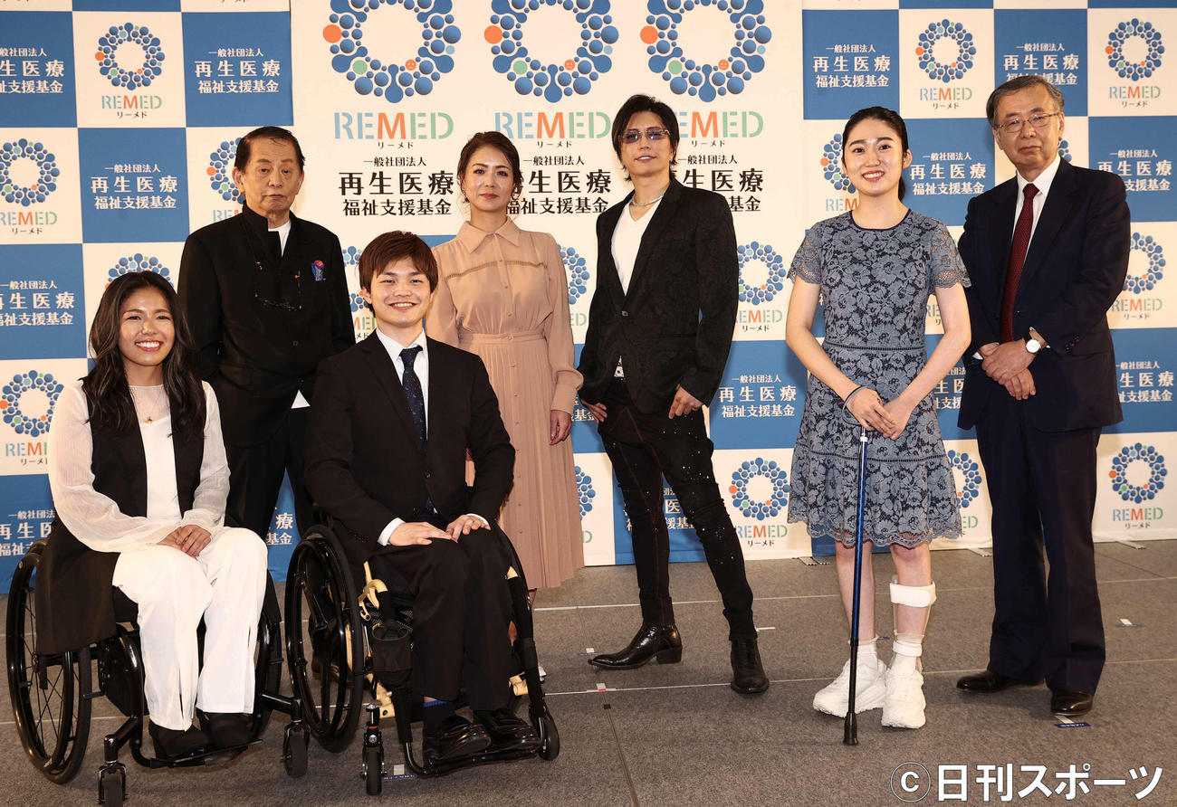 GACKT（左から5人目）は「一般社団法人再生医療福祉支援基金」発起プロジェクト発表会に参加し記念撮影におさまる（撮影・上田博志）