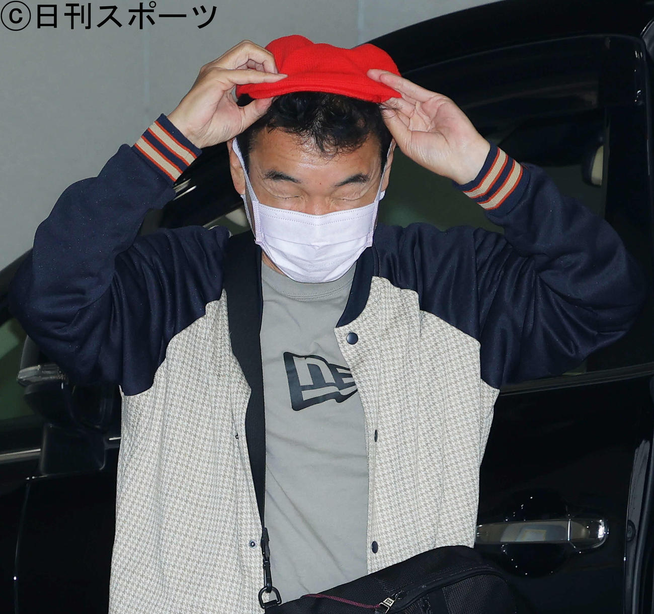 「高田文夫のラジオビバリー昼ズ」生出演のためニッポン放送入りするダチョウ倶楽部の肥後克広は、報道陣の前で「くるりんぱ」を披露する（撮影・河田真司）