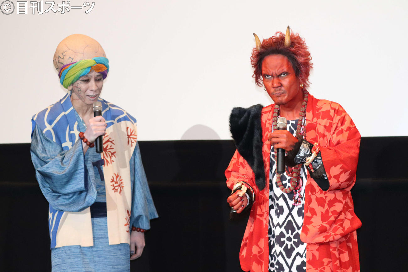 映画「妖怪シェアハウス－白馬の王子様じゃないん怪－」初日舞台挨拶に妖怪姿で登場した大倉孝二、毎熊克哉（撮影・加藤理沙）