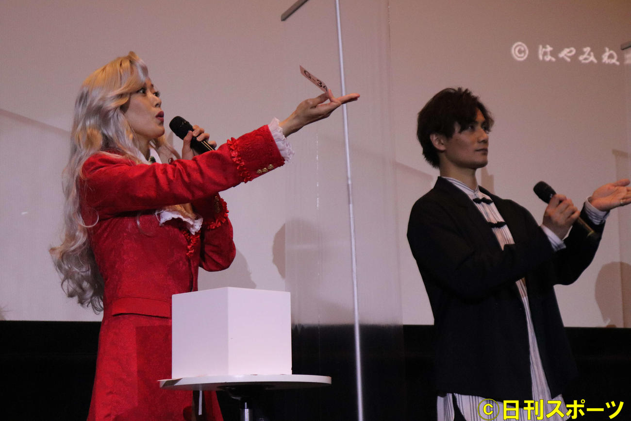 映画「怪盗クイーンはサーカスがお好き」初日舞台あいさつでサイン入りプレゼントの抽選を行った大和悠河（撮影・加藤理沙）