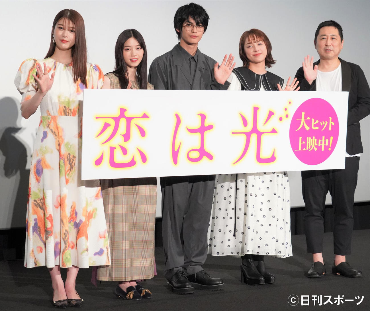 映画「恋は光」公開記念舞台あいさつに出席した、左から馬場ふみか、西野七瀬、神尾楓珠、平祐奈、小林啓一監督（撮影・佐藤成）