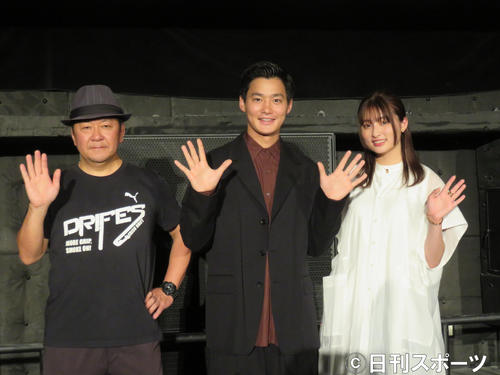 映画「アライブフーン」の爆音上映舞台あいさつに登壇した（左から）下山天監督、野村周平、吉川愛