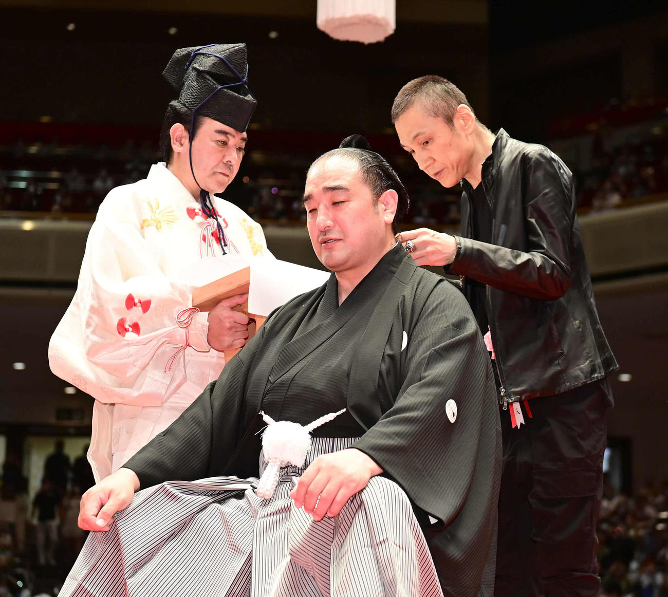 相撲好きという甲本ヒロト（右）は元安美錦の安治川親方の断髪式でハサミを入れる＝2022年5月29日