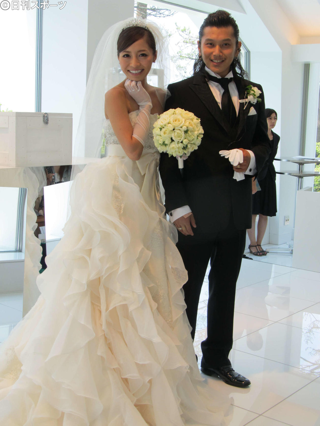 1周年記念婚に臨んだ小森純と夫の今井諒さん＝2012年7月