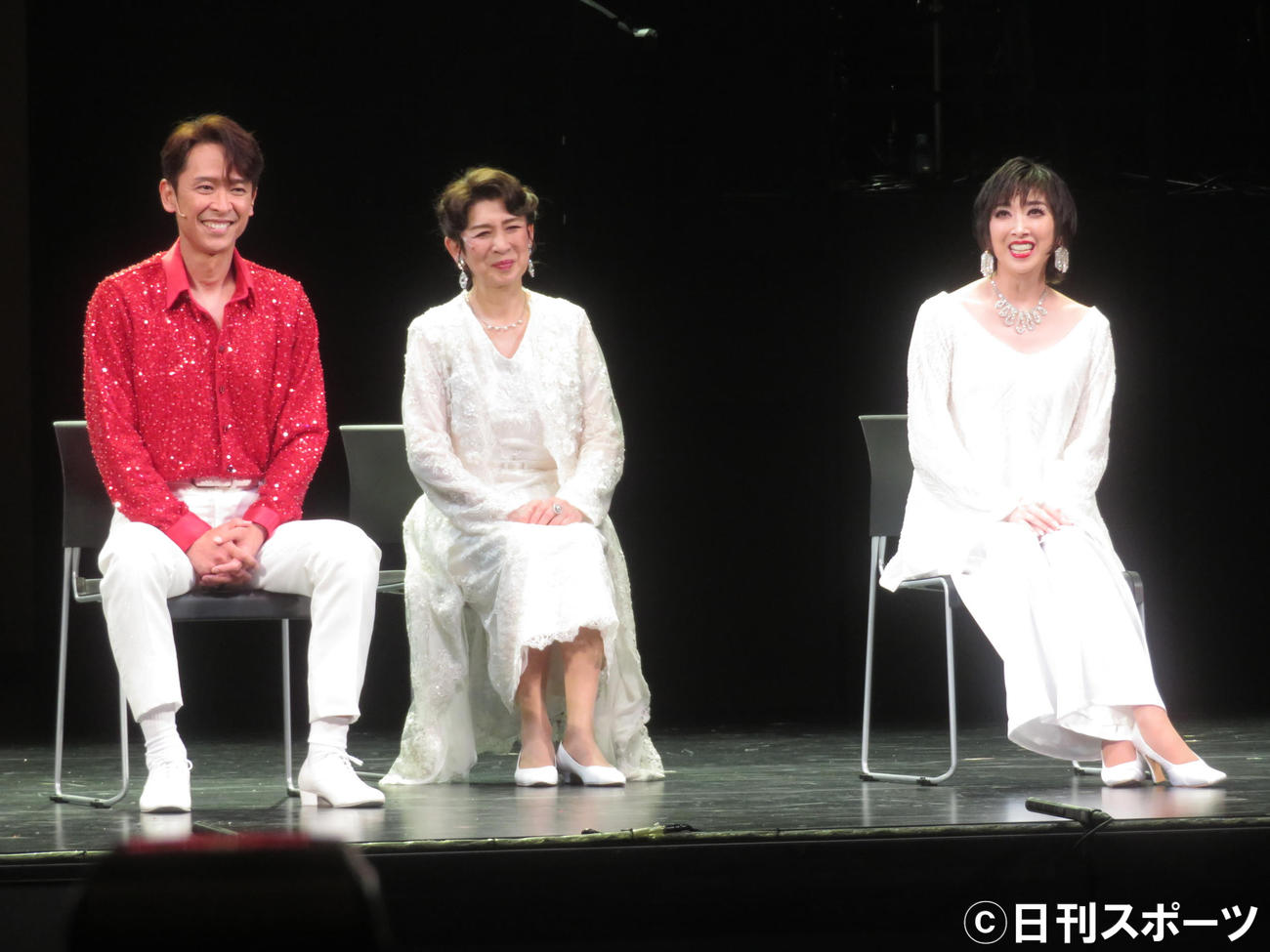 ミュージカル「THE BOY FROM OZ」に主演する坂本昌行（左）。中央は今陽子、右は紫吹淳（撮影・横山慧）