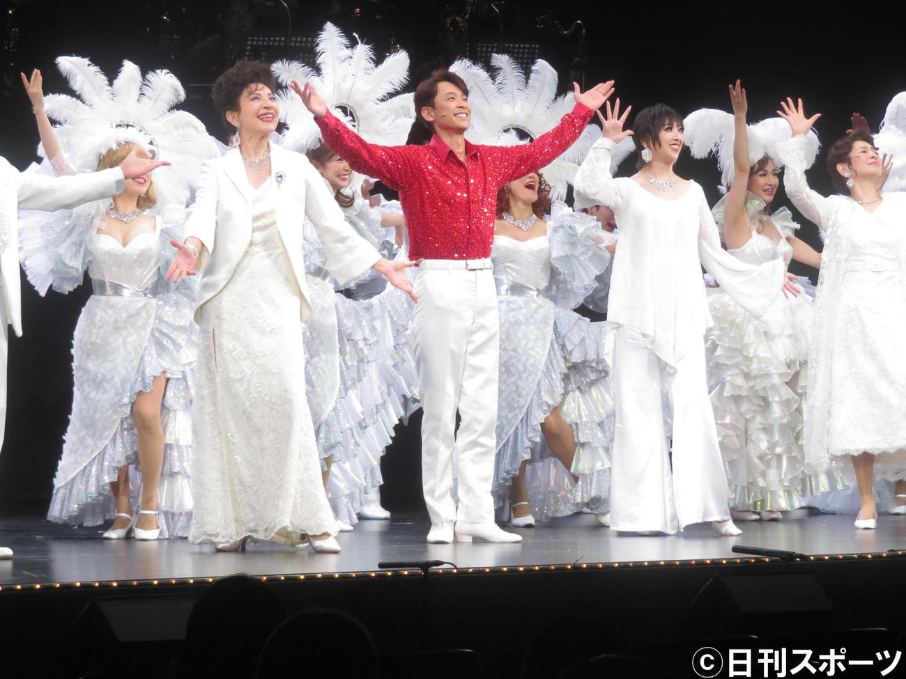 ミュージカル「THE BOY FROM OZ」に主演する坂本昌行（中央）（撮影・横山慧）