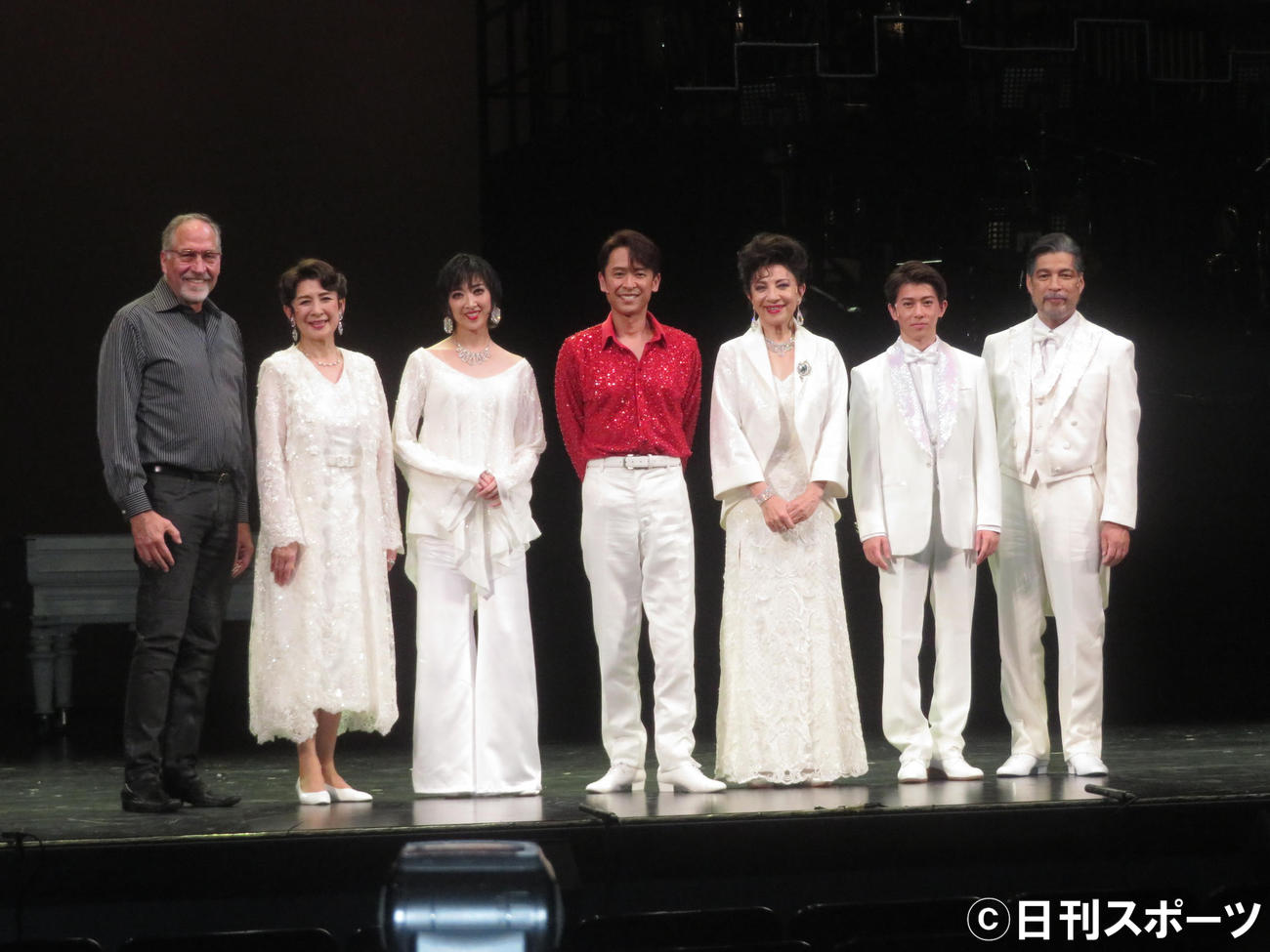 ミュージカル「THE BOY FROM OZ」に主演する坂本昌行（中央）。左からフィリップ・マッキンリー氏、今陽子、紫吹淳、1人おいて鳳蘭、末澤誠也、宮川浩（撮影・横山慧）