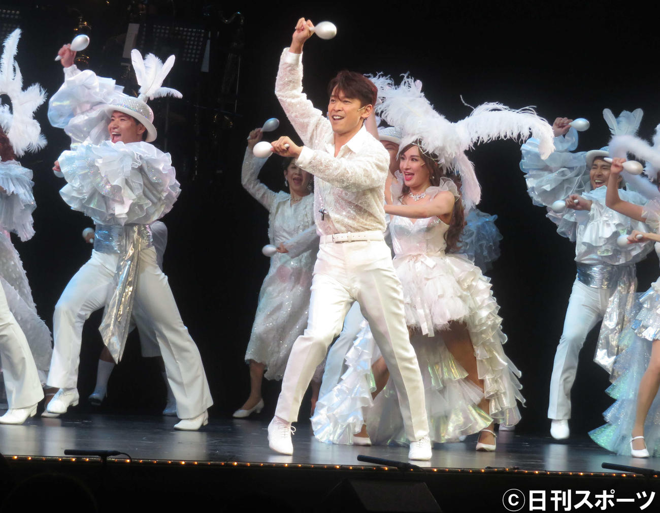 ミュージカル「THE BOY FROM OZ」に主演する坂本昌行（中央）（撮影・横山慧）