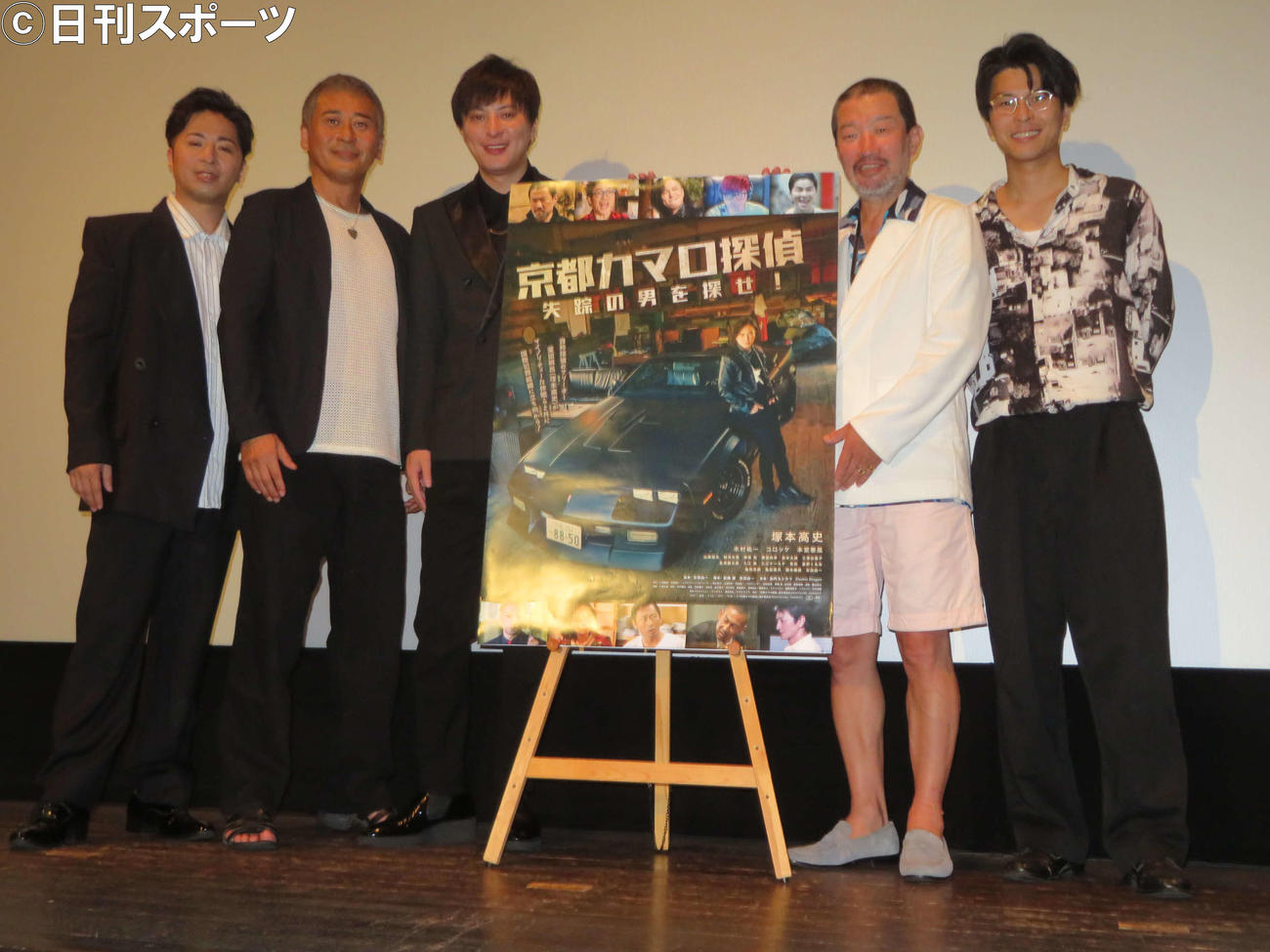 「京都カマロ探偵」初日舞台あいさつに登壇した、左から山崎裕太、吉田由一監督、塚本高史、木村祐一、朝井大智（撮影・村上幸将）
