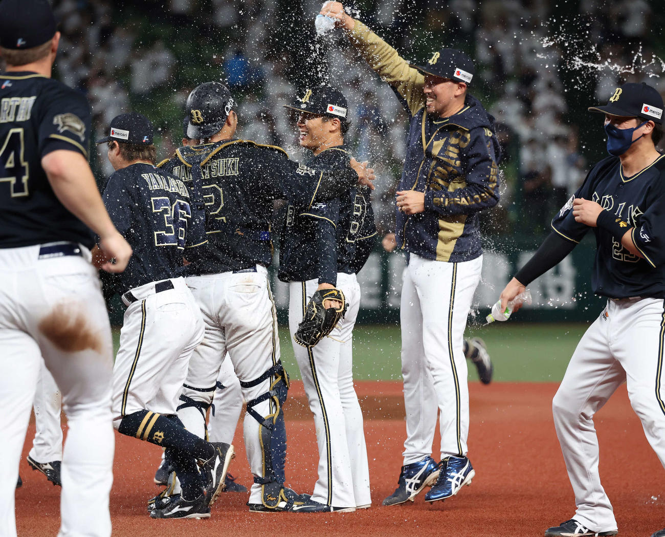 西武対オリックス　ノーヒットノーランを達成してナインの祝福を受ける山本（中央）（撮影・丹羽敏通）