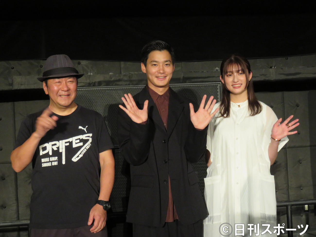 映画「アライブフーン」の爆音上映舞台あいさつに登壇した（左から）下山天監督、野村周平、吉川愛