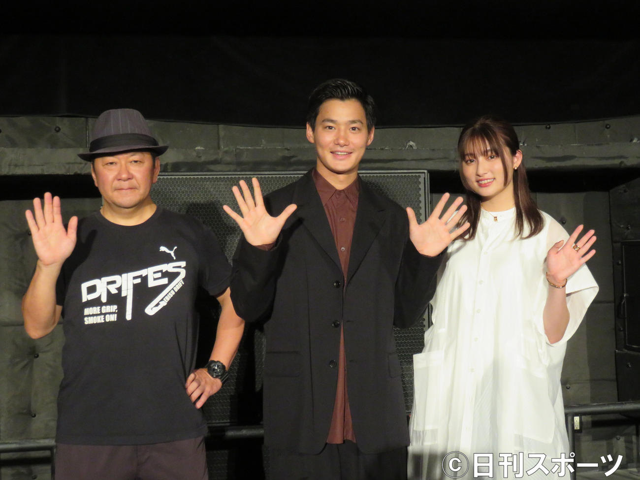 映画「アライブフーン」の爆音上映舞台あいさつに登壇した（左から）下山天監督、野村周平、吉川愛