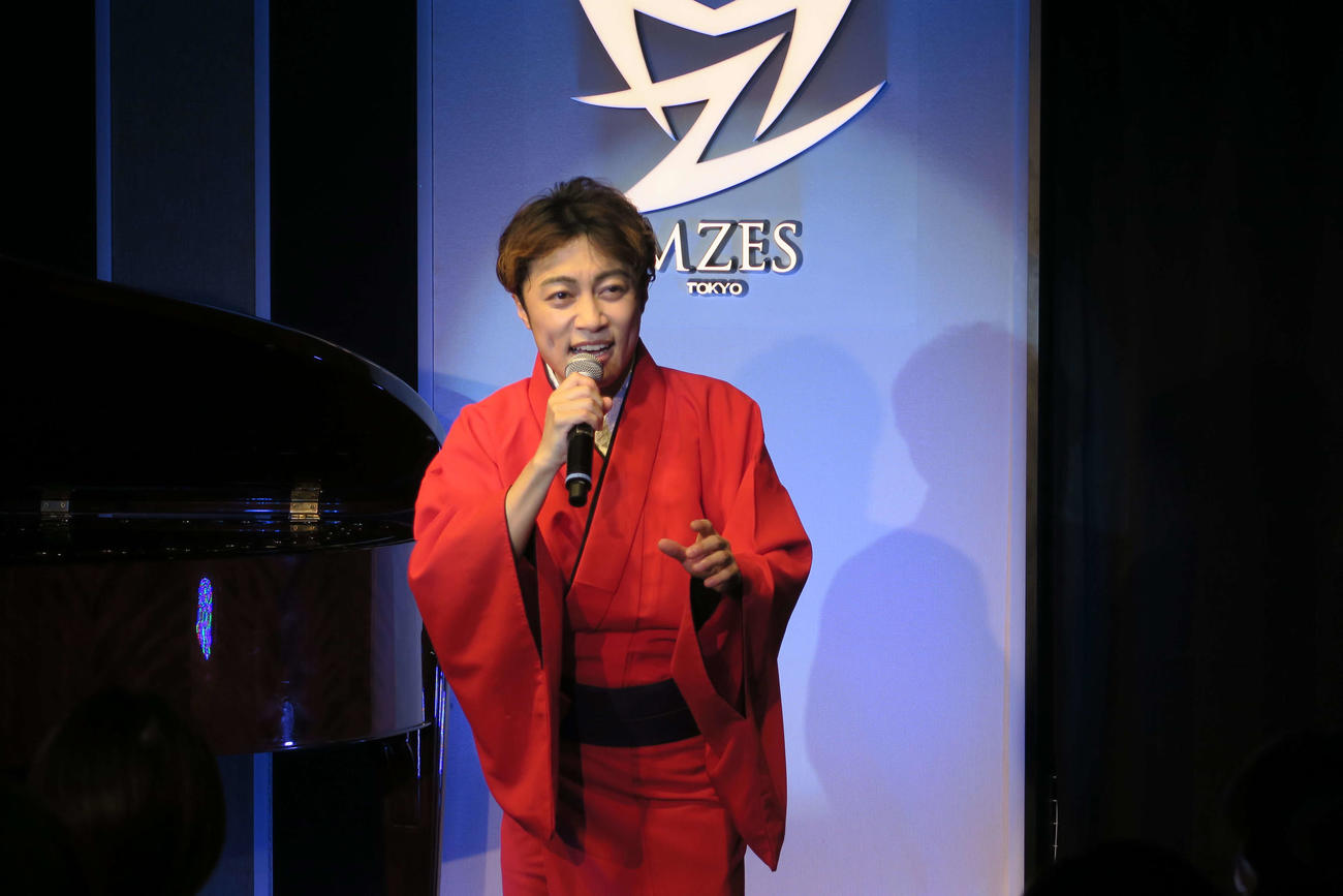 ライブで熱唱する「はやぶさ」のヒカル