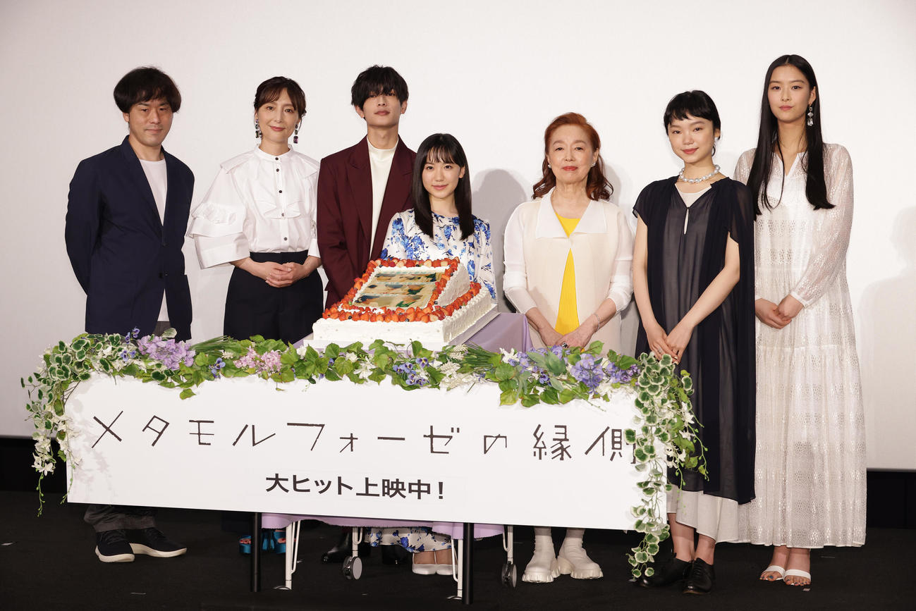 映画「メタモルフォーゼの縁側」公開記念舞台あいさつを行った、左から狩山俊輔監督、生田智子、高橋恭平、芦田愛菜、宮本信子、古川琴音、汐谷友希（撮影・中島郁夫）