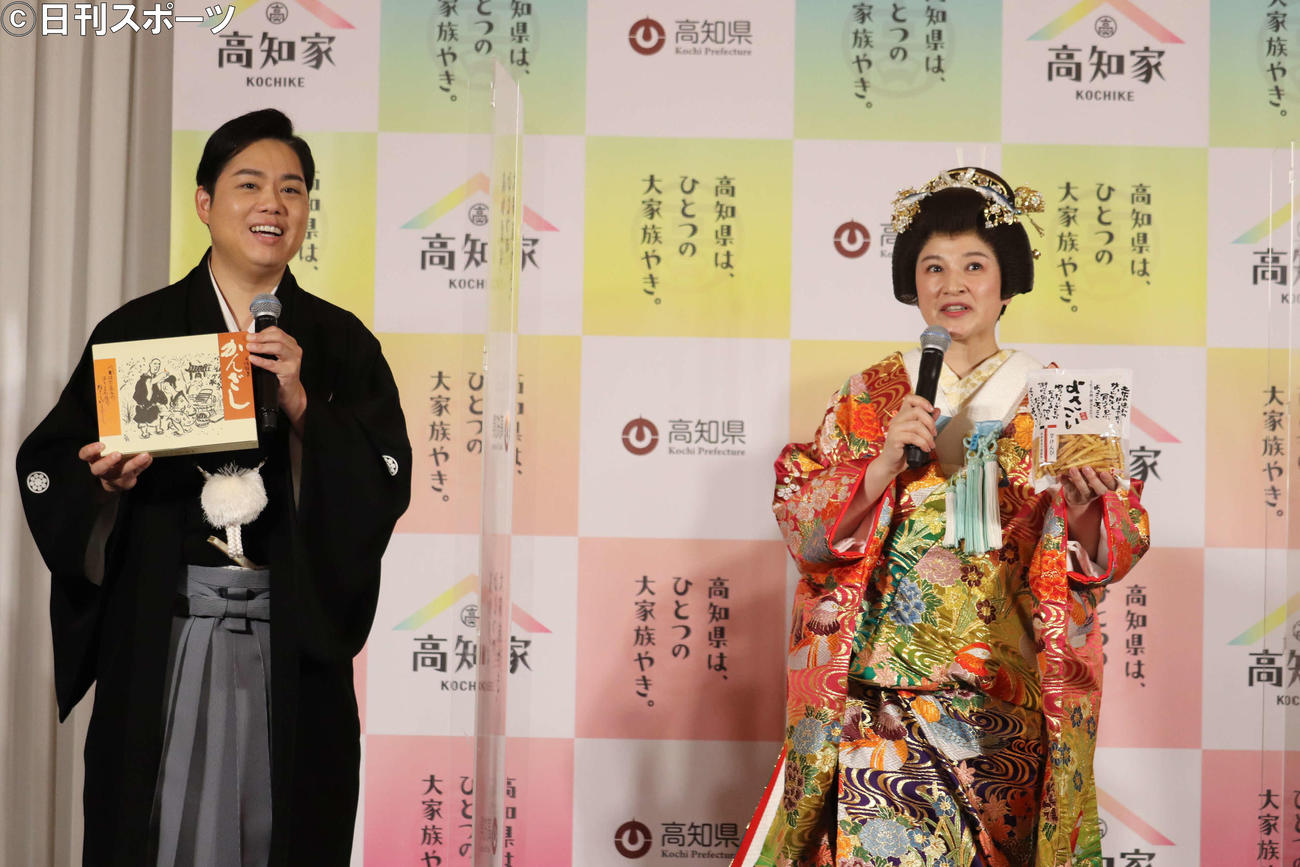 高知県の特産品を紹介する島崎和歌子（右）と三山ひろし（撮影・波部俊之介）