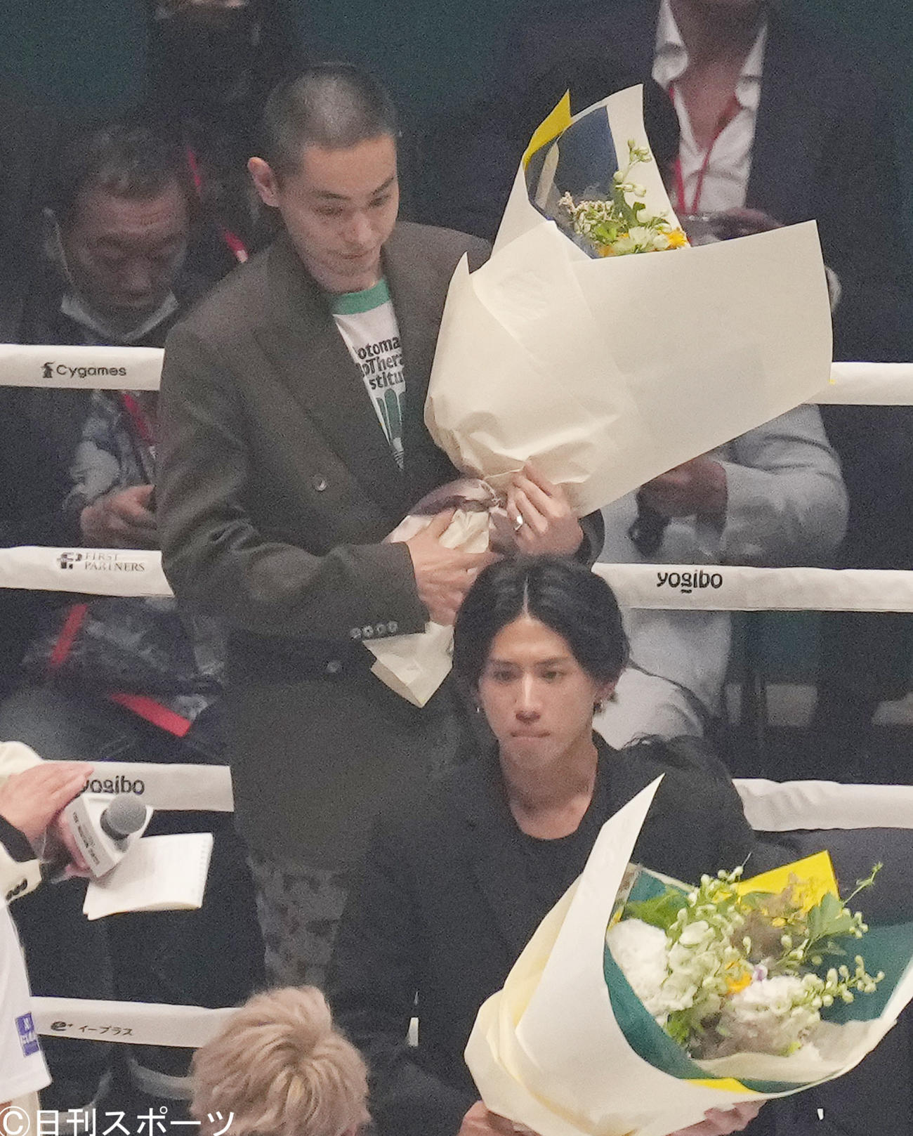 武尊－那須川天心戦で花束を手にリングに上がる菅田将暉。手前はワンオクTAKA（撮影・菅敏）