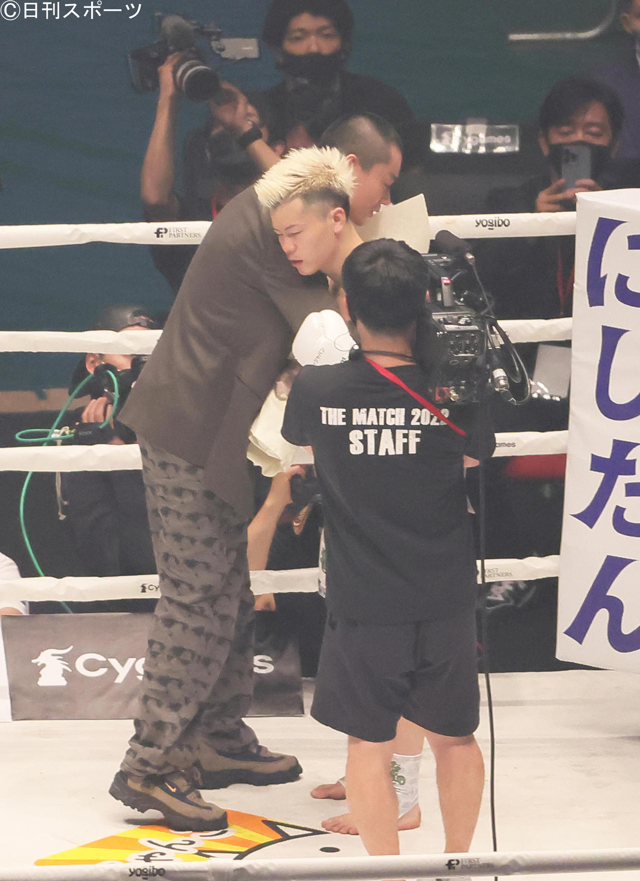 試合前、那須川（右）に花束を贈り抱き合う菅田将暉（撮影・足立雅史）