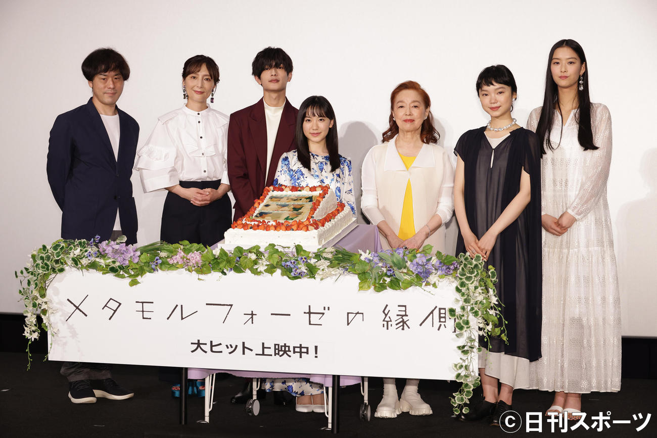 映画「メタモルフォーゼの縁側」公開記念舞台あいさつを行った、左から狩山俊輔監督、生田智子、高橋恭平、芦田愛菜、宮本信子、古川琴音、汐谷友希（撮影・中島郁夫）