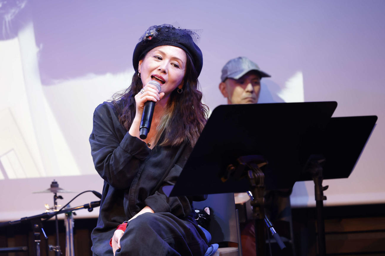 ウクライナ動物保護支援ライブ「いぬねこなかまウクライナ」に出演した小泉今日子