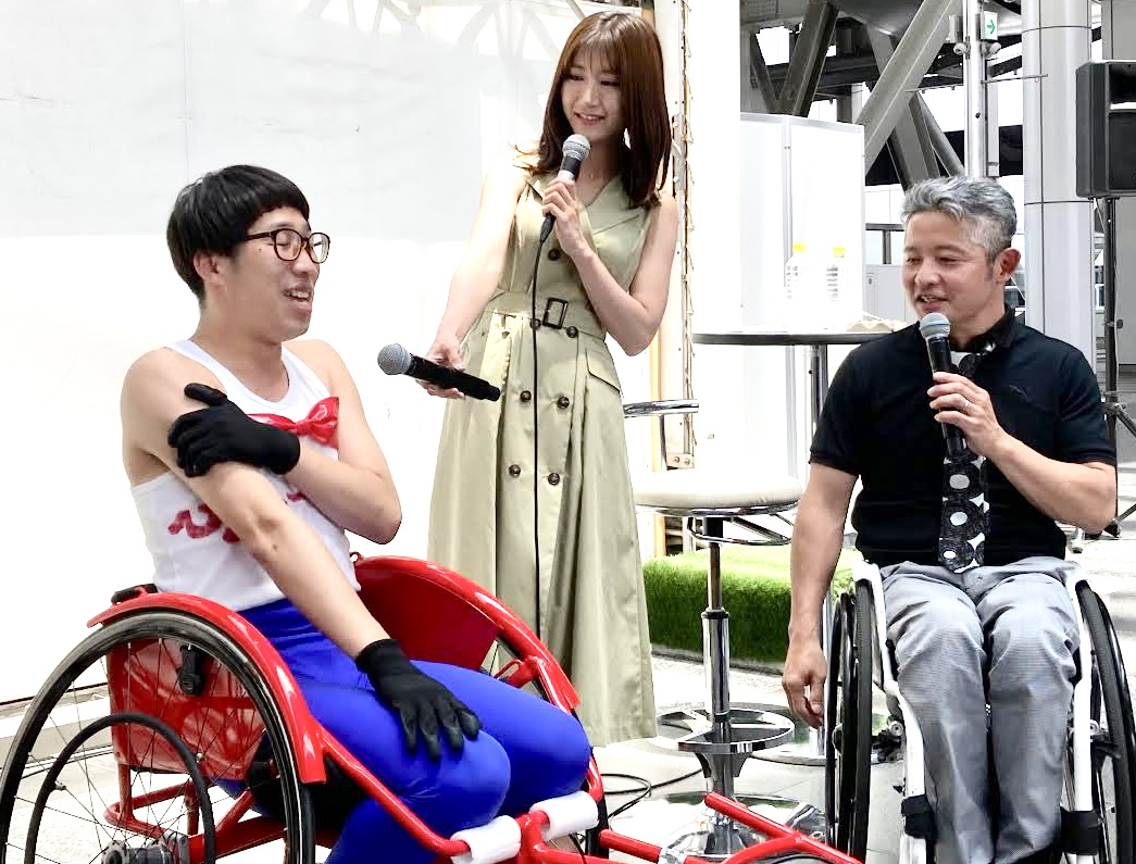 「TOKYO2020大会」企画展にゲスト出演したひょっこりはん（左）は日本パラ陸上競技連盟の花岡伸和常務理事とトークショーを行った