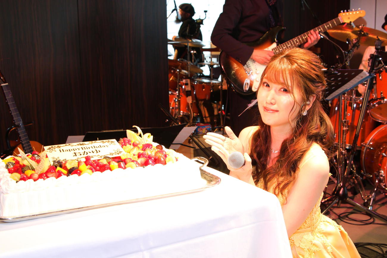 「おかゆ　BIRTHDAY LIVE」でサプライズで誕生日ケーキが出されて喜ぶ、おかゆ
