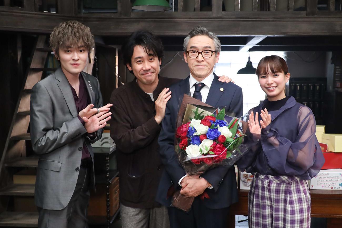 フジテレビ系「元彼の遺言状」クランクアップを迎えた浅野和之（右から2人目）。左から望月歩、大泉洋、1人おいて関水渚