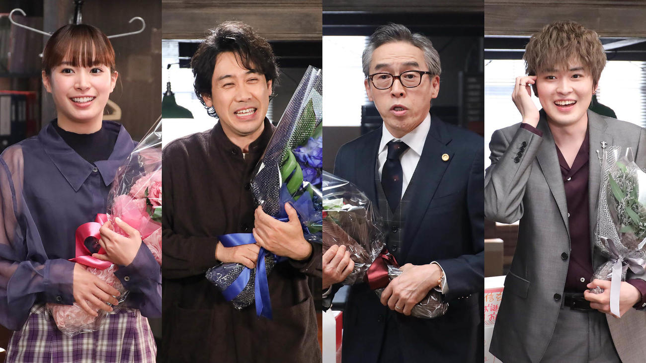 フジテレビ系「元彼の遺言状」クランクアップを迎えた4人。左から関水渚、大泉洋、浅野和之、望月歩