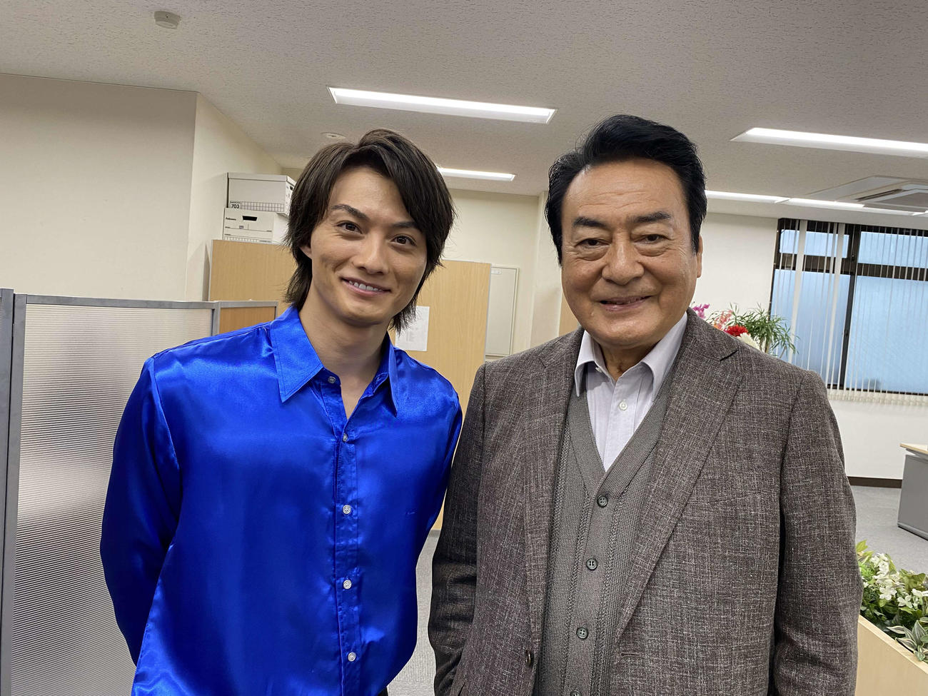 テレビ東京系ドラマ「再雇用警察官4」に出演し、主演の高橋英樹（右）と2ショットの寺西優真