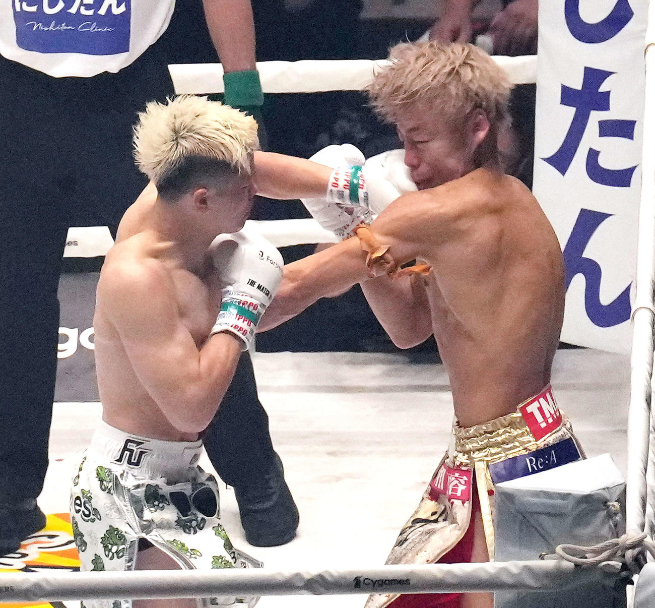 那須川天心（左）と武尊の対戦（2022年6月19日撮影）