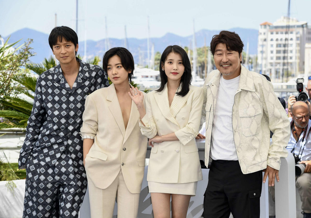 緊急来日し、日本国内で開催される「ベイビー・ブローカー」の舞台あいさつに登壇する、左からカン・ドンウォン、イ・ジュヨン、イ・ジウン、ソン・ガンホ