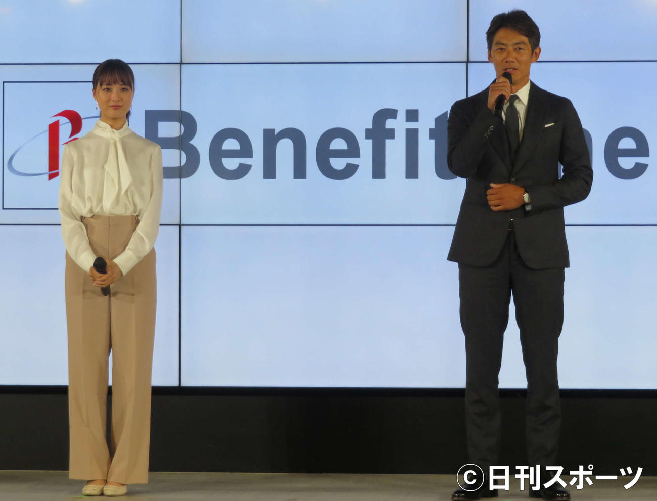 ベネフィット・ワン新CM発表会に登壇した大友花恋と反町隆史（撮影・村上幸将）