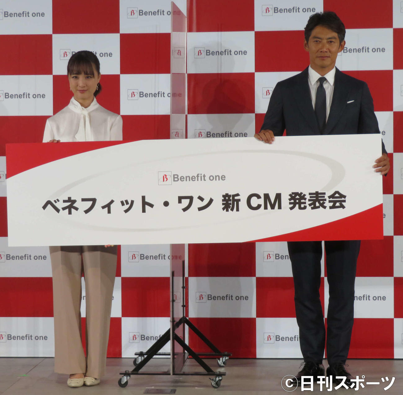 ベネフィット・ワン新CM発表会に登壇した大友花恋と反町隆史（撮影・村上幸将）