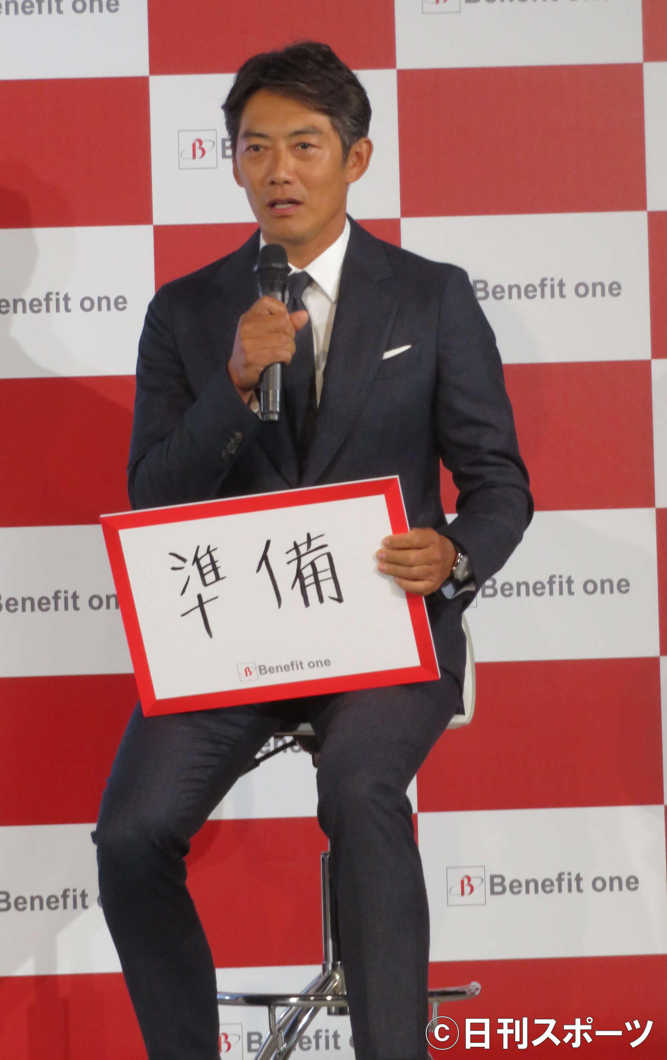 ベネフィット・ワン新CM発表会に登壇し、フリップを手に準備の大切さを語る反町隆史（撮影・村上幸将）