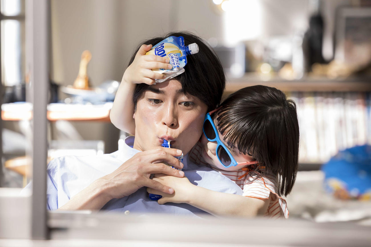 ロッテ「クーリッシュ」のCMに出演の間宮祥太朗（左）と子役の小野井奈々（右）
