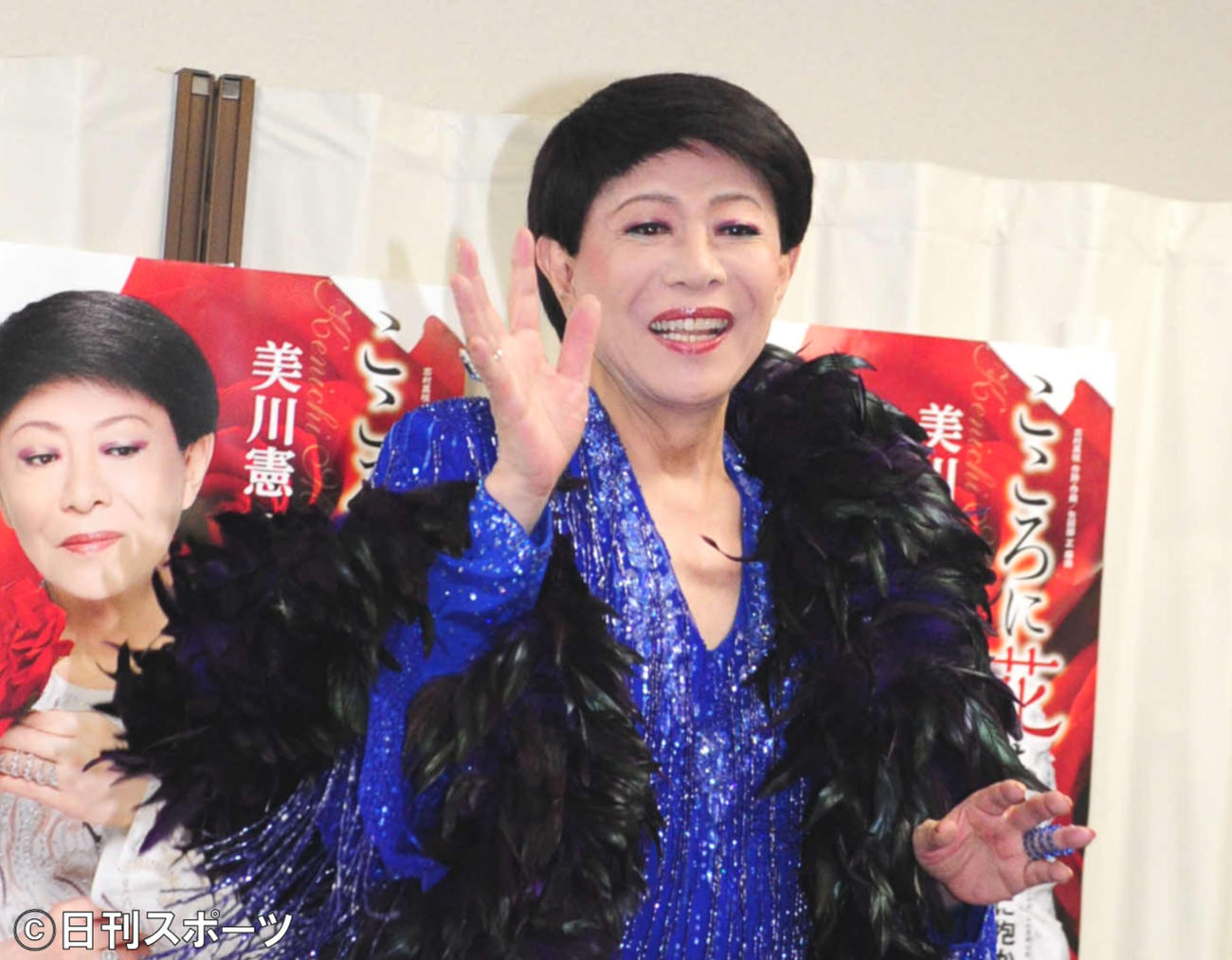 約10カ月ぶりのコンサートの後で取材に応じる美川憲一