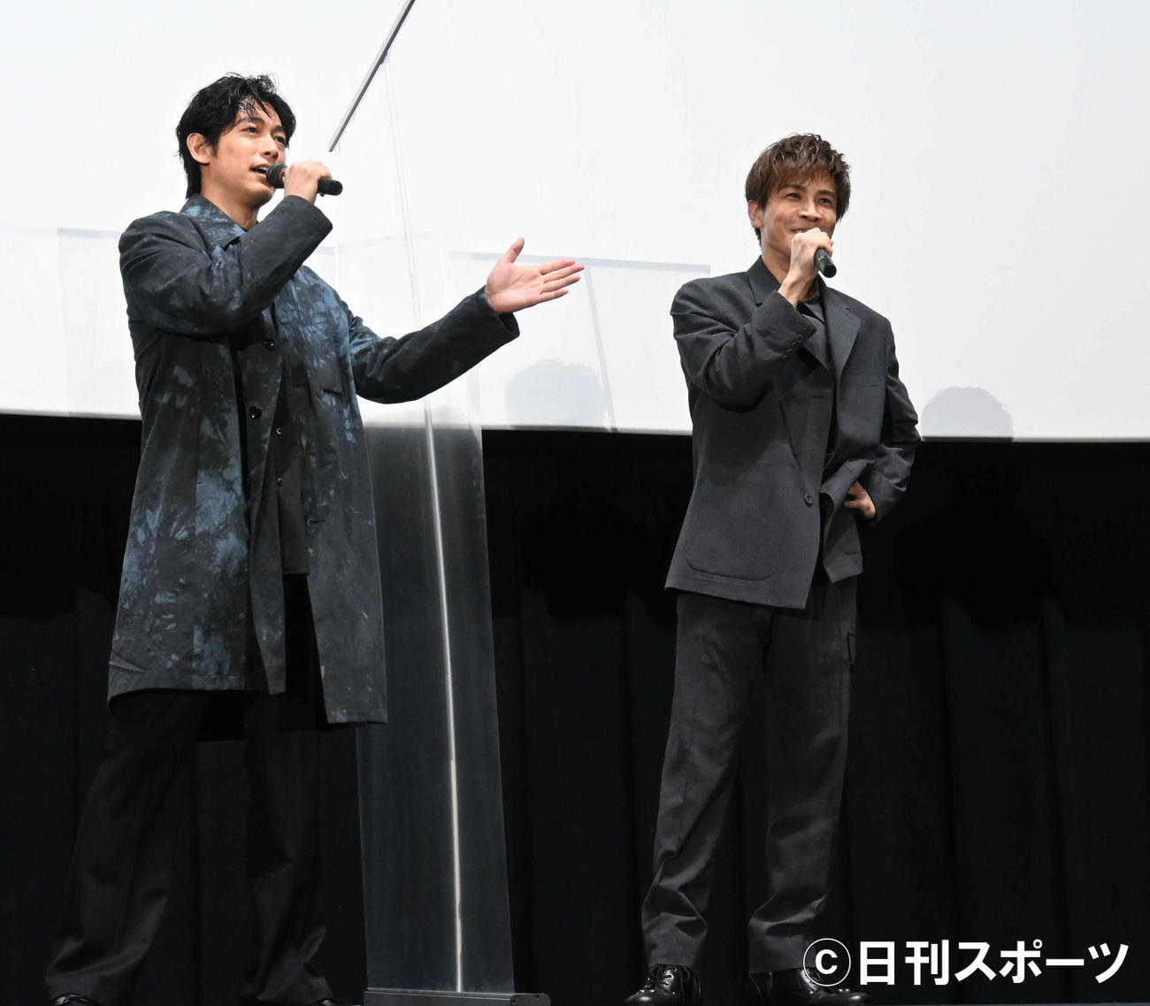 即席漫才を披露したディーン・フジオカが岩田剛典のボケに「なんでやねん！」とツッコミを入れる（撮影・松浦隆司）