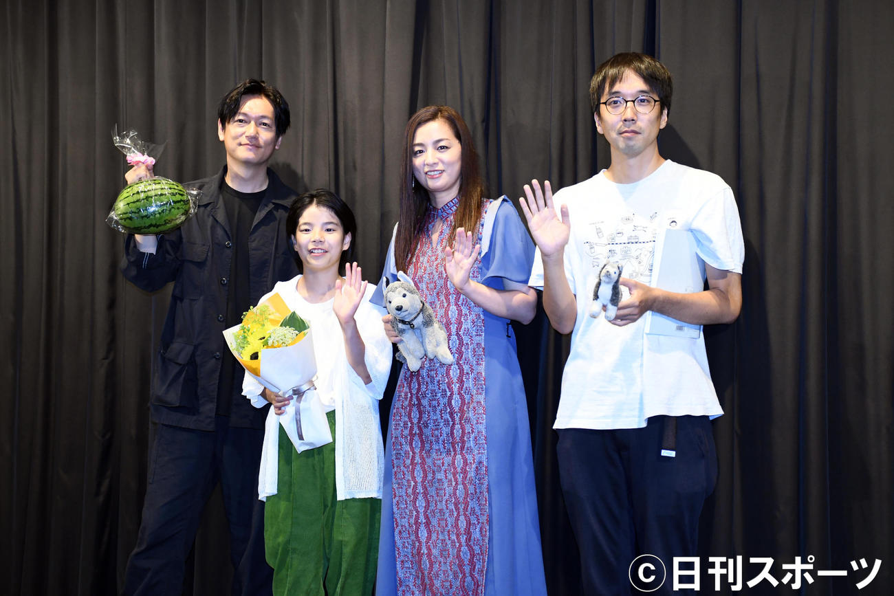 映画「こちらあみ子」完成披露上映会に出席した、左から井浦新、大沢一菜、尾野真千子、森井勇佑監督（撮影・大友陽平）