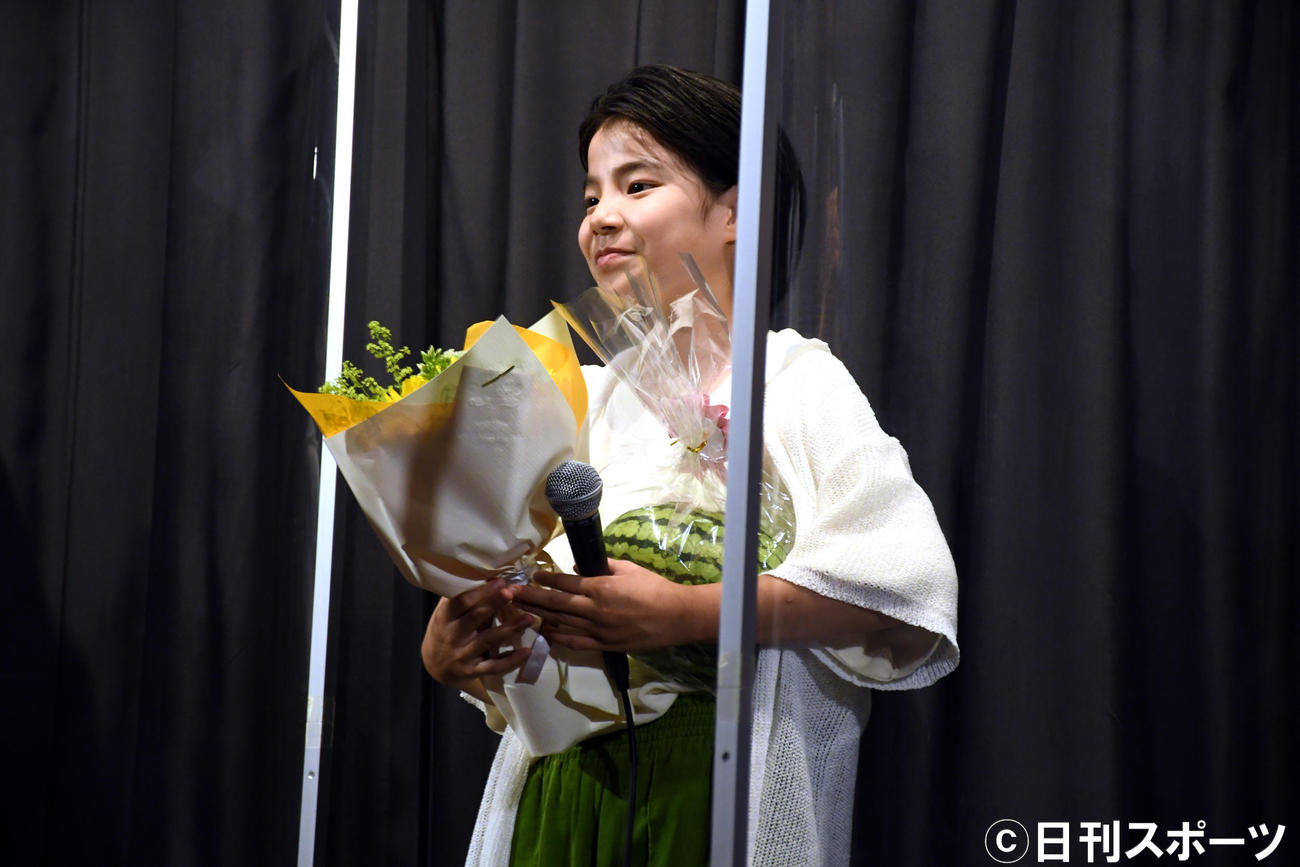 映画「こちらあみ子」完成披露上映会で誕生日を祝福された大沢一菜（撮影・大友陽平）